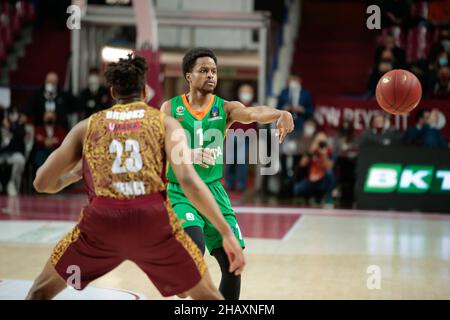 Venise, Italie.15th décembre 2021.Yogi Ferrell (Cedevita Olimpija Ljubljana) pendant Umana Reyer Venezia contre Cedevita Olimpija Ljubljana, Championnat de basket-ball Eurocup à Venise, Italie, décembre 15 2021 crédit: Independent photo Agency/Alay Live News Banque D'Images