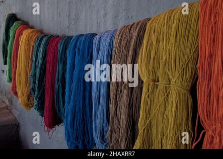 Fil de laine d'alpaga lama qui a été teint à l'aide de méthodes naturelles traditionnelles par les peuples indigènes andins du pérou pour que les toursites achètent du textile. Banque D'Images