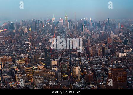 Vue au crépuscule de Manhattan et Brooklyn depuis le pont de l'observatoire de One World Trade, Freedom Tower.New York, New York. Banque D'Images