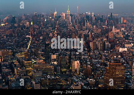 Vue au crépuscule de Manhattan et Brooklyn depuis le pont de l'observatoire de One World Trade, Freedom Tower.New York, New York. Banque D'Images