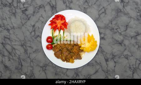 Chèvre au curry avec riz blanc, cuisine jamaïcaine et indienne occidentale Banque D'Images