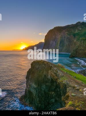 Lever de soleil sur les falaises de Ponta do Guindaste, Madère Banque D'Images