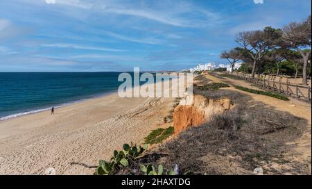 L'interminable plage de l'Algarve qui passe ici à Quarteira au Portugal. Banque D'Images