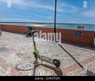Une cuisinière électrique Link à louer dans le port de Faro, Portugal. Banque D'Images