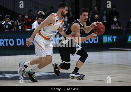 Michele Ruzzier (Segafredo Virtus Bologna) pendant le tournoi Eurocup match Segafredo Virtus Bologna vs.Promitheas Patrasso b.c. à la Segafredo Arena - Bologne, 15 décembre 2021 - photo: Michele Nucci Banque D'Images