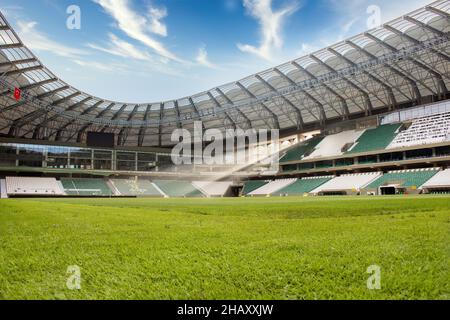 Vue sur le terrain et les stands du stade Giresunspar Cotanak, intérieur du stade vide, terrain de football panoramique.Giresun, Turquie - septembre Banque D'Images