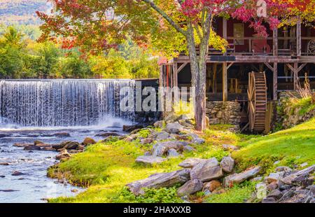 Cadre magnifique de l'ancien musée de Mill, roue d'eau, étang de mill et cascade sur la rivière West dans le village historique de Weston dans le Vermont Banque D'Images