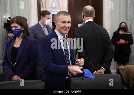 WASHINGTON - décembre 15 : Scott Kirby, PDG de United Airlines, fait des regards au sénateur Roger Wicker (R-MS) avant de témoigner lors d'une audience de surveillance du Sénat sur le commerce, la science et le transport à Capitol Hill, à Washington, DC, le mercredi 15 décembre 2021.(Photo de Tom Brenner/Pool/Sipa USA) crédit: SIPA USA/Alay Live News Banque D'Images