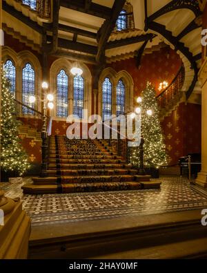 Arbre de Noël près du grand escalier de l'hôtel St. Pancras Renaissance conçu par Sir George Gilbert Scott, et ouvert en 1873 Banque D'Images