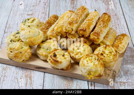 Tartes et petits pains sur une table en bois.Des pâtisseries fraîches sont préparées à la maison.Des hors-d'œuvre délicieux et croustillants. Banque D'Images