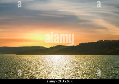 Coucher de soleil à couper le souffle sur le canal de Gozo, séparant les îles de Malte et Gozo. Banque D'Images