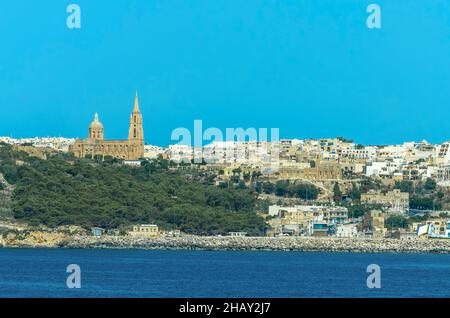 Vue panoramique de Mgarr sur l'île de Gozo, le port principal et le point d'arrivée des ferries de Malte. Banque D'Images
