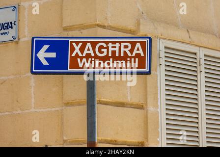 Panneau d'information donnant des informations sur les directions pour les attractions touristiques - Xaghra, Gozo, Malte. Banque D'Images