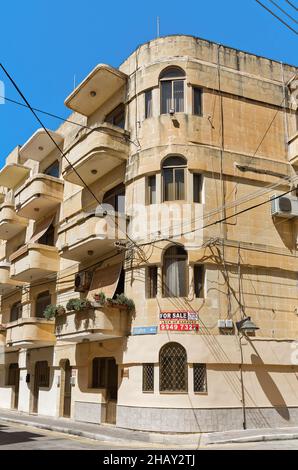 Architecture moderne de Marsalforn, destination touristique populaire dans la partie nord de Gozo, Malte. Banque D'Images