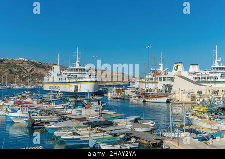 Vue panoramique de Mgarr sur l'île de Gozo, le port principal et le point d'arrivée des ferries de Malte. Banque D'Images