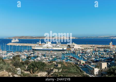 Vue panoramique de Mgarr sur l'île de Gozo, le port principal et le point d'arrivée des ferries de Malte. Banque D'Images