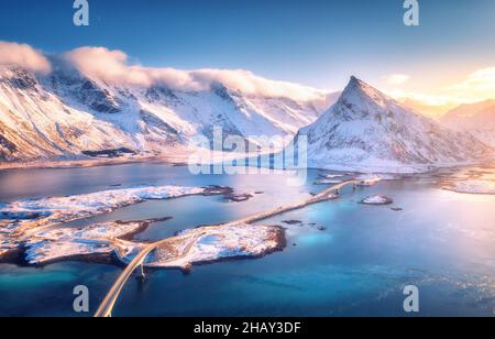 Vue aérienne du pont sur la mer et les montagnes enneigées Banque D'Images