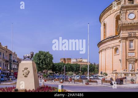 Lion au rond-point principal en face de Santa Marija Assunta - Mosta, Malte. Banque D'Images