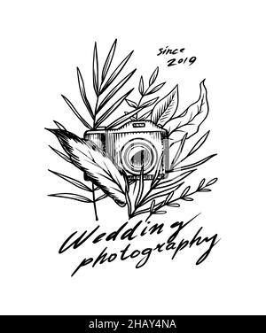 Appareil photo et plantes ou fleurs pour les vacances.Logo ou badge de photographe de mariage.Modèle pour studio, magasin vintage.Esquisse dessinée à la main pour Illustration de Vecteur