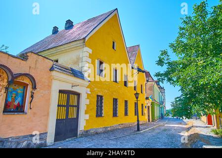 Profitez de la promenade d'une journée dans la vieille ville avec vue sur le bâtiment médiéval du magistrat russe, situé dans la rue Pyatnytska, Kamianets-Podilskyi, Ukraine Banque D'Images