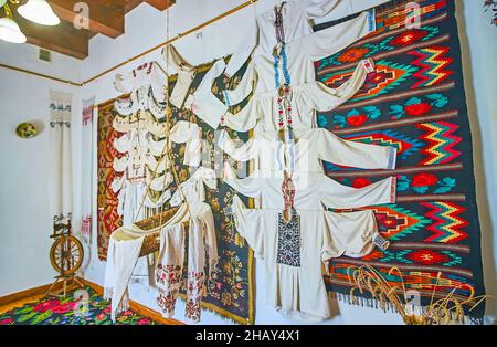 KAMIANETS, UKRAINE - 14 JUILLET 2021 : la salle du musée ethnographique est décorée de chemises et de tapis vyshyvanka brodés traditionnels, le 1 juillet Banque D'Images