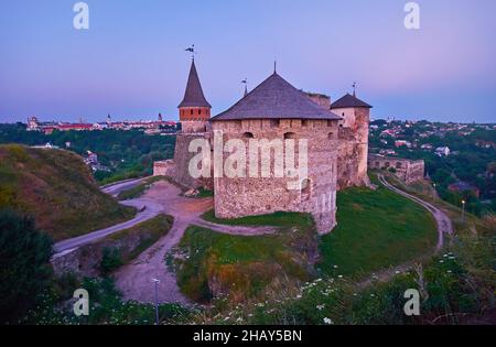 Profitez de la vue d'une heure bleue sur le château de Kamianets-Podilsky, situé sur la péninsule rocheuse dans le canyon de la rivière Smotrych, en Ukraine Banque D'Images