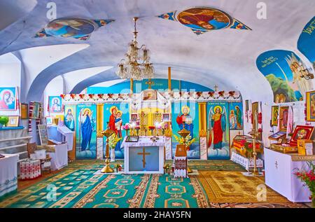 KAMIANETS, UKRAINE - 14 JUILLET 2021: L'Inténior de l'Eglise orthodoxe Epiphanie avec des icônes, des fresques sur la voûte, une petite iconostase et de nombreuses brodées Rush Banque D'Images