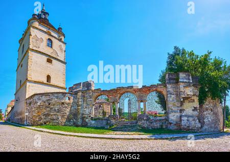 Panorama de la porte, mur en pierre conservé et clocher de Saint Stepanos de l'église historique arménienne Saint-Nicolas, Kamianets-Podilskyi, Ukraine Banque D'Images