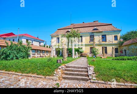 KAMIANETS, UKRAINE - 14 JUILLET 2021: Ancienne pierre préservée idoles païennes dans le petit jardin du Musée archéologique, le 14 juillet à Kamianets Banque D'Images