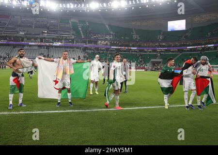 Doha, Qatar.15th décembre 2021.Les joueurs algériens célèbrent avec des fans après le match de football demi-fin de la coupe arabe de la FIFA entre le Qatar et l'Algérie au stade Abdullah bin Khalifa.Credit: Mahmoud Hefnawy/dpa/Alay Live News Banque D'Images