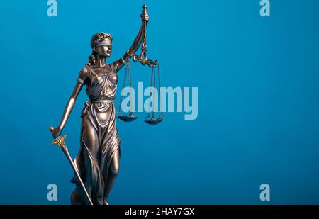 Gros plan d'une statue de justice tenant des balances Banque D'Images