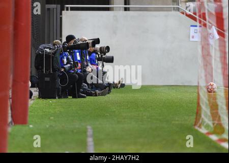 Munich, Allemagne.15th décembre 2021.Munich, Allemagne, décembre 15th 2021 : les photographes se sont mis en file lors de la rencontre du groupe de la Ligue des champions des femmes de l'UEFA entre le FC Bayern Munich et Benfica Lisbonne au campus du FC Bayern à Munich, en Allemagne.Sven Beyrich/SPP crédit: SPP Sport Press photo./Alamy Live News Banque D'Images