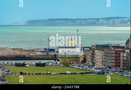 Dieppe, France - 30 juillet 2021 : traversier ancré dans le port de Dieppe, bâtiments résidentiels à proximité et terrain de jeux Banque D'Images