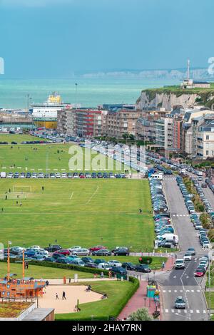 Dieppe, France - 30 juillet 2021 : traversier ancré dans le port de Dieppe, bâtiments résidentiels à proximité et terrain de jeux Banque D'Images