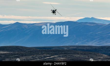 Un hélicoptère AH-64E affecté au 1-229th Attack Battalion 'TigerSharks', 16th combat Aviation Brigade, vole en bas de gamme au centre d'entraînement de Yakima, Washington, le 10 décembre 2021.L'unité mène une séance de tir de table aérienne dans le cadre de l'exercice Rising Thunder 21.(É.-U.Photo de l'armée par le capitaine Kyle Abraham, 16th Brigade de l'aviation de combat) Banque D'Images