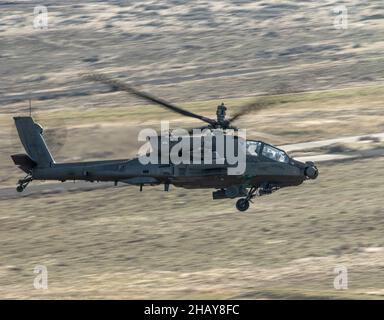 Un hélicoptère AH-64E affecté au 1-229th Attack Battalion 'TigerSharks', 16th combat Aviation Brigade, vole en bas de gamme au centre d'entraînement de Yakima, Washington, le 10 décembre 2021.L'unité mène une séance de tir de table aérienne dans le cadre de l'exercice Rising Thunder 21.(É.-U.Photo de l'armée par le capitaine Kyle Abraham, 16th Brigade de l'aviation de combat) Banque D'Images