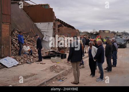 MAYFIELD, KY - le 15 décembre 2021 - le président Joe Biden parle avec un Kentuckien local lors d'une promenade dans le centre-ville de Mayfield, KY, avec la secrétaire de l'administrateur de la FEMA Deanne Criswell, Homeland Security Alejandro Mayorkas, gouverneur du Kentucky Andy Beshear, représentant James Comer,La mairesse Kathy Stewart O'Nan pour examiner la dévastation de la communauté du Kentucky par les récentes tornades.FEMA photo / Dominick Del Vecchio Banque D'Images