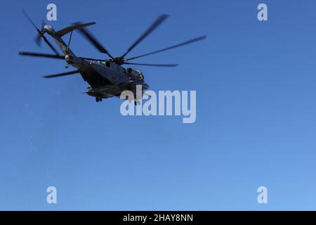 Un US Marine corps CH-53E Super Stallion part de Camp Johnson, N.C., le 14 décembre 2021.L'hélicoptère a atterri au Camp Johnson après avoir extrait 25 Marines à l'École des opérations de logistique des écoles de soutien au combat du corps des Marines, dans le cadre de l'exercice sur le terrain du cours des officiers de logistique (LOCFEX).Le LOCFEX est l'exercice final que tous les officiers de logistique doivent accomplir pour gagner la spécialité militaire d'officier de logistique.(É.-U.Corps maritime photo prise par lance Cpl.Alexis Ballin) Banque D'Images