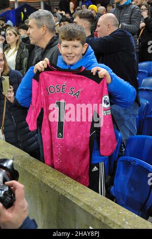 Brighton, Royaume-Uni.15th décembre 2021.Un jeune fan de Wolves tient fièrement le maillot qui lui a été remis par José sa Goalkeeper de Wolverhampton Wanderers à la suite du match de la Premier League entre Brighton & Hove Albion et Wolverhampton Wanderers à l'Amex le 15th 2021 décembre à Brighton, en Angleterre.(Photo de Jeff Mood/phcimages.com) Credit: PHC Images/Alamy Live News Banque D'Images