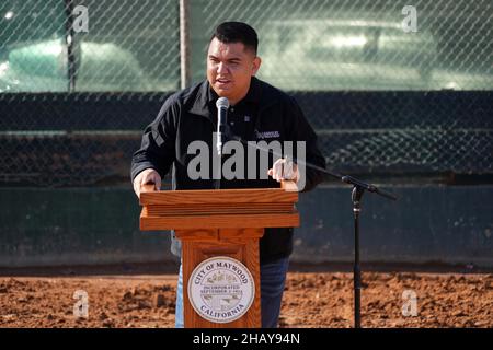 Albert Jasso, responsable de la philanthropie stratégique de la bande des Indiens de la Mission de San Manuel, parle lors d'une cérémonie d'inauguration de Dodgers Dreamfield à Maywood Banque D'Images