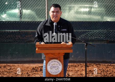 Albert Jasso, responsable de la philanthropie stratégique de la bande des Indiens de la Mission de San Manuel, parle lors d'une cérémonie d'inauguration de Dodgers Dreamfield à Maywood Banque D'Images