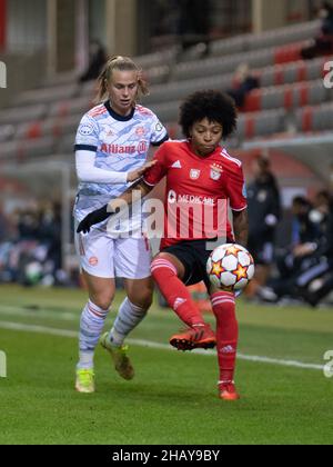 Klara Bühl (17 FC Bayern München) et Valeria, Silva (7 Benfica Lissabon) lors de la Ligue des champions des femmes de l'UEFA 2021/2022 Banque D'Images