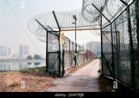 Vue du matin de la clôture de sécurité frontalière, près de Liu Pok, New Territories, Hong Kong, regardant le nord-est avec Shenzhen au milieu à gauche au-delà de la rivière Shenzhen, 1992 Banque D'Images