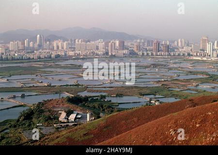 Vue de Ma Cho Lung, Hong Kong, en regardant vers le nord avec Shenzhen au-delà de la rivière Shenzhen, et Sandy Spur police Operational base, en bas à gauche de la photo, 1992 Banque D'Images