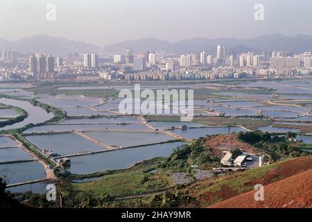 Vue de Ma Cho Lung, Hong Kong, en regardant vers le nord avec Shenzhen au-delà de la rivière Shenzhen, et Sandy Spur police Operational base, en bas à droite de la photo 1992 Banque D'Images