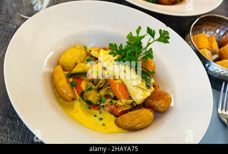 Filet de merlu avec légumes et pommes de terre. Banque D'Images