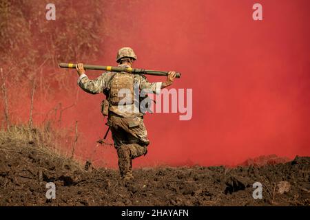 Baturaja, Indonésie.12th août 2021.Un soldat de l'armée américaine avec le guerrier de la Force opérationnelle court de la fumée rouge avec une torpille de Bangalore pendant un tir en direct dans la zone d'entraînement de Batura, en Indonésie, le 12 août 2021.Garuda Shield 21 est un exercice conjoint de deux semaines entre l'armée américaine et les forces armées indonésiennes de Tentara Nasional Indonesia (TNI-AD Indonesia Army Forces).Le but de cet exercice conjoint est d'améliorer et d'enrichir la capacité de guerre dans la jungle de l'armée américaine et de l'armée indonésienne.Crédit : Rachel Christensen/États-UnisArmée/ZUMA Press Wire Service/ZUMAPRESS.com/Alamy Live News Banque D'Images