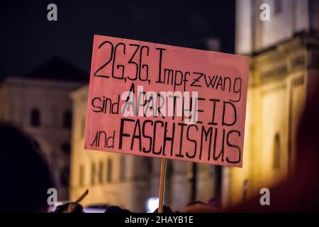 Munich, Bavière, Allemagne.15th décembre 2021.Jusqu'à 3 500 rebelles Corona, anti-vaxxers, théoriciens du complot, Reichsbuerger, néonazis,Et Corona deniers se sont rassemblés sur la Ludwigstrasse de Munich pour une manifestation contre une loi inexistante sur la vaccination obligatoire, les vaccins en général, les masques et les lois de lutte contre les pandémies en place.Le masquage était extrêmement variable, alors qu'un grand nombre de personnes masquées les portaient de manière incorrecte.La distanciation était presque inexistante et il semblait y avoir peu ou pas de contrôles en place.Les passants ont remarqué avec sarcasme la façon dont les gens à l'intérieur « doivent tous avoir le docto Banque D'Images