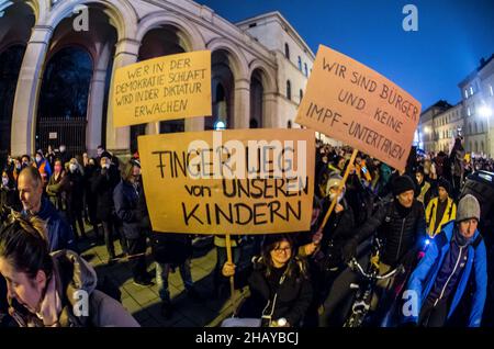 Munich, Bavière, Allemagne.15th décembre 2021.Jusqu'à 3 500 rebelles Corona, anti-vaxxers, théoriciens du complot, Reichsbuerger, néonazis,Et Corona deniers se sont rassemblés sur la Ludwigstrasse de Munich pour une manifestation contre une loi inexistante sur la vaccination obligatoire, les vaccins en général, les masques et les lois de lutte contre les pandémies en place.Le masquage était extrêmement variable, alors qu'un grand nombre de personnes masquées les portaient de manière incorrecte.La distanciation était presque inexistante et il semblait y avoir peu ou pas de contrôles en place.Les passants ont remarqué avec sarcasme la façon dont les gens à l'intérieur « doivent tous avoir le docto Banque D'Images