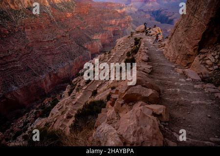 Les randonneurs se rassemblent pour lever du soleil à Ooh Ahh point le long de la piste Kaibab dans le Grand Canyon Banque D'Images